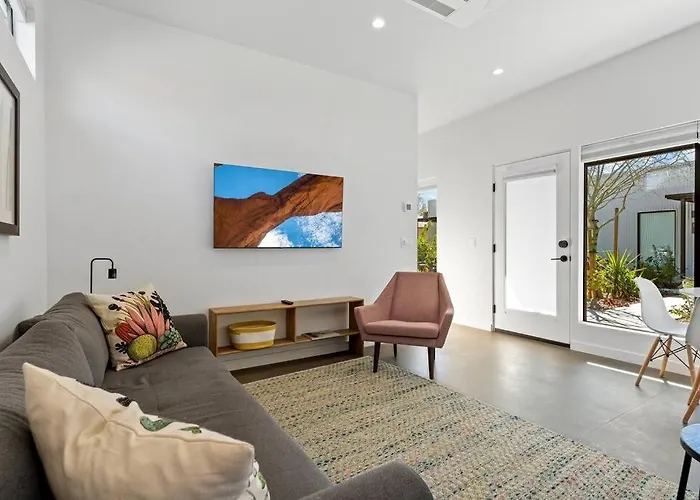 Modern 1-bedroom - 80 Walkscore! *