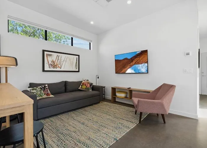 Modern 1-bedroom - 80 Walkscore!